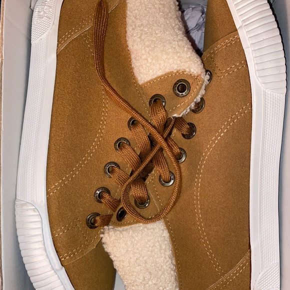 NWT BLOWFISH SNEAKERS - Picture 2 of 5